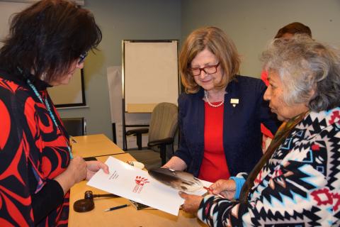 Carmen Jones, Director of Health for the Chiefs of Ontario (left), and RNAO CEO Doris Grinspun watch as Elder Shirley Williams blesses the partnership between the two organizations, officially signed on Sept. 13. Representatives from the Indigenous community and the Chiefs of Ontario were invited to RNAO’s September assembly meeting to share their personal experiences with the health system, and what the partnership will mean for Indigenous peoples in Ontario. 