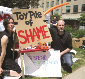 Nurse practitioner Emmet O’Reilly (right) and wife Hilary Evans Cameron, a researcher at the University of Toronto, organized a protest outside the U.S. Consulate in Toronto in June. They were speaking out against that government’s practice of separating migrant children from their parents. 